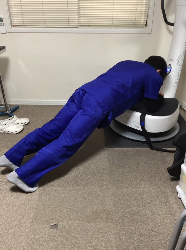 パワープレートの上で体幹を支えるトレーニング