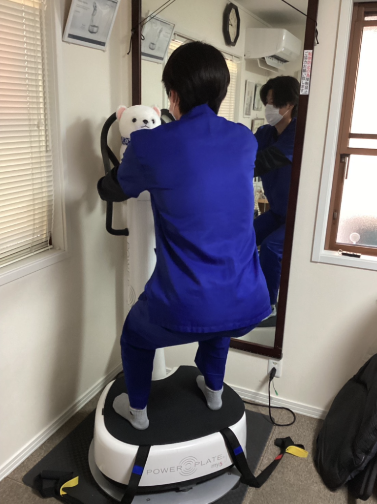 パワープレートに乗って全身トレーニングを行う様子（くま接骨院）